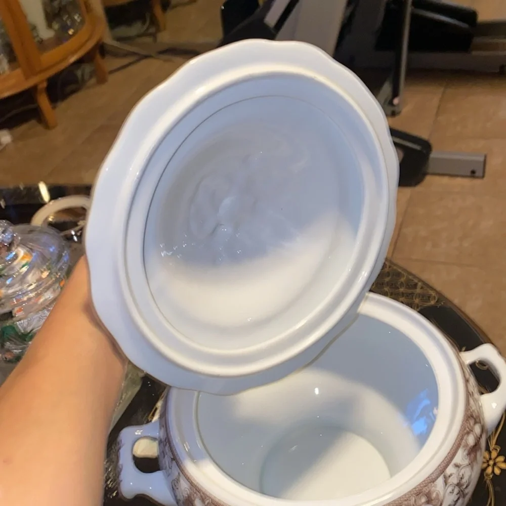 Antique WILLIAM SONOMA Tureen and Lid excellent condition WTH: 8 3/4 HT: 10 3/8